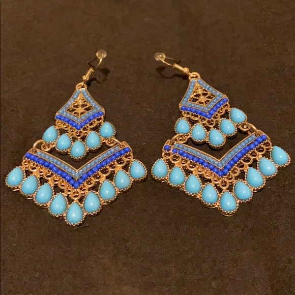Jewelry - 🛍2/$12🛍 Fashion blue beaded earrings
